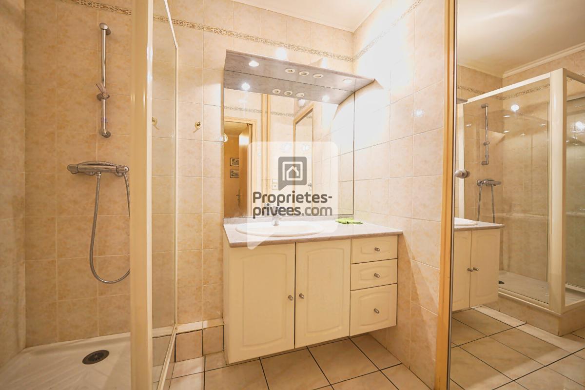 GRENOBLE GRENOBLE LA BRUYERE Grand T5 de 98m2 + Garage & Cave 13