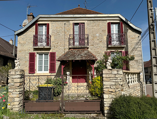 BLAISY-BAS Maison ancienne 6 pièces 127 m² avec courrette de 30 m2 devant 10