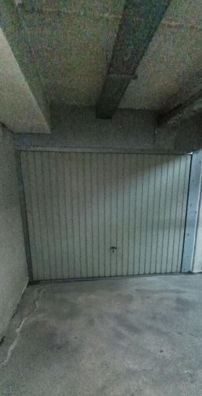 MONTIGNY-LE-BRETONNEUX Parking / box Montigny Le Bretonneux 14 m2 2