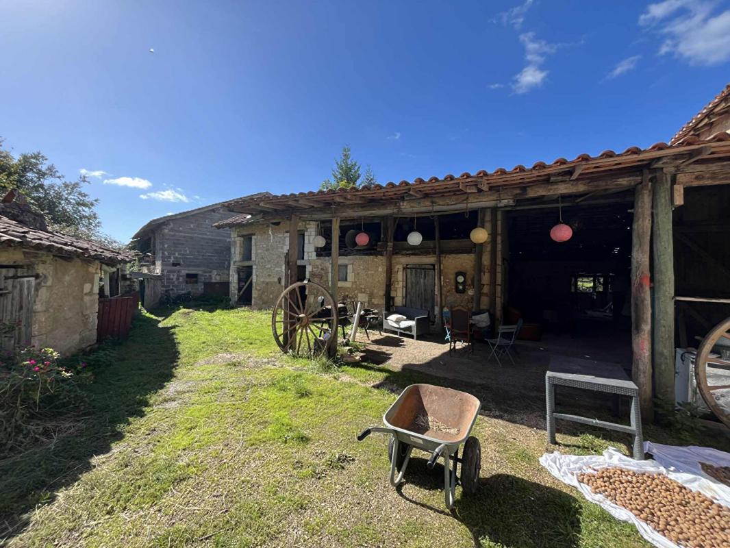 SAINT-FRONT-D'ALEMPS Ferme Saint Front D'Alemps avec terres et dépendances 1