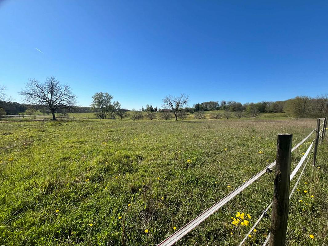 SAINT-FRONT-D'ALEMPS Ferme Saint Front D'Alemps avec terres et dépendances 16