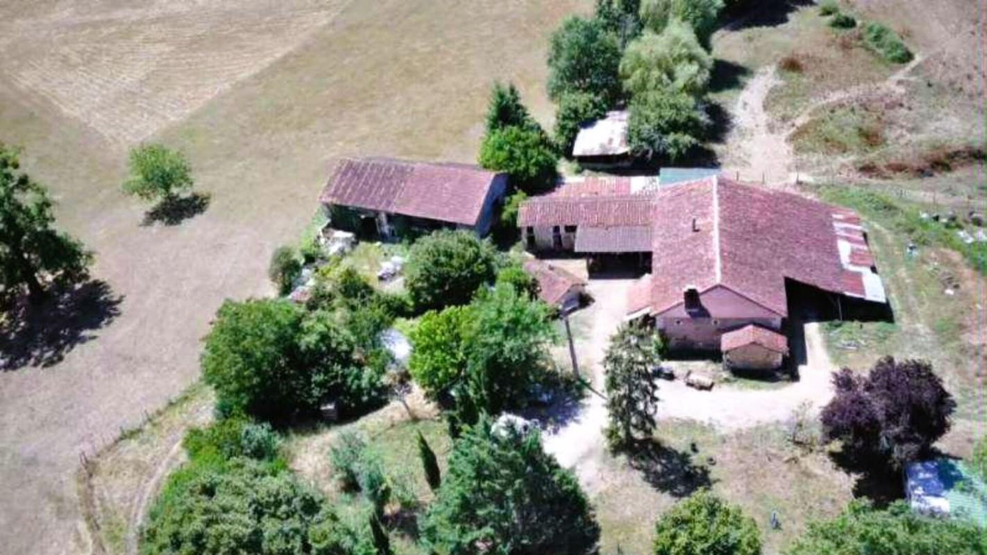 SAINT-FRONT-D'ALEMPS Ferme Saint Front D'Alemps avec terres et dépendances 18