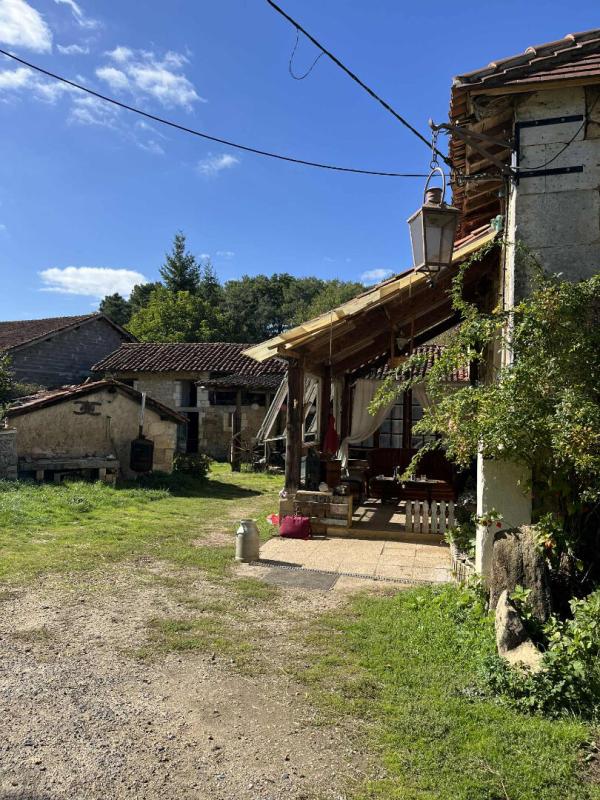SAINT-FRONT-D'ALEMPS Ferme Saint Front D'Alemps avec terres et dépendances 2