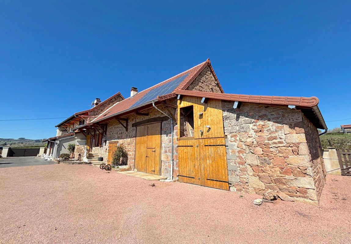 TRIVY Longère au calme sans vis-à-vis avec dépendances et revenus photovoltaïques 1