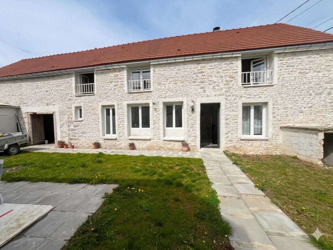ETAMPES Magnifique maison 5 Chambres + dependances proche ETAMPES 17
