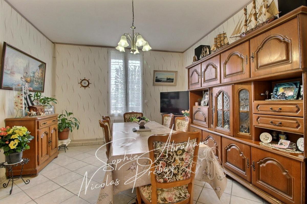 JANVILLE Maison familiale, 4 chambres avec grand terrain. Commerces et écoles sur place ! 5