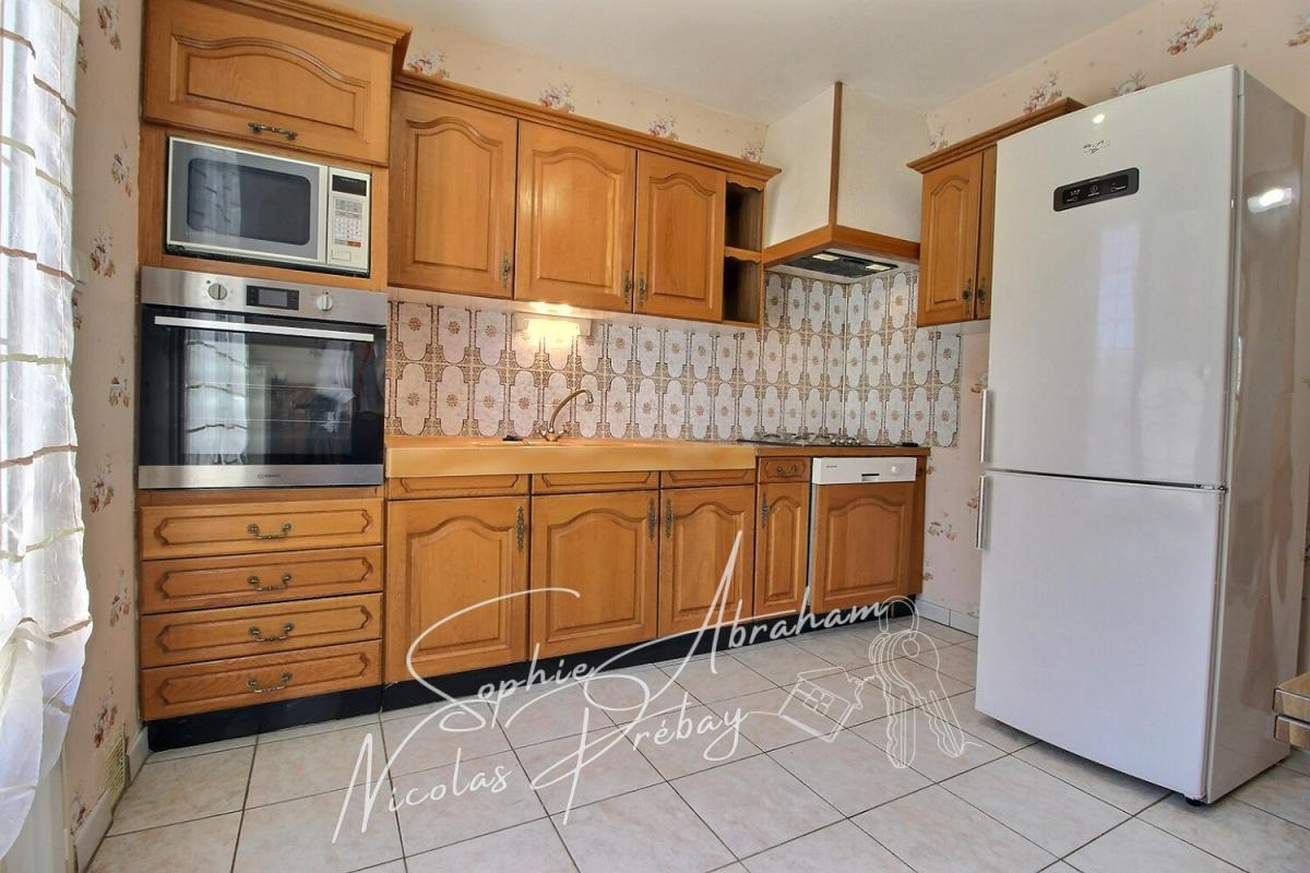 TOURY Maison de 7 pièces, 5 chambres, garage et jardin. Proche des écoles et des commerces ! 4