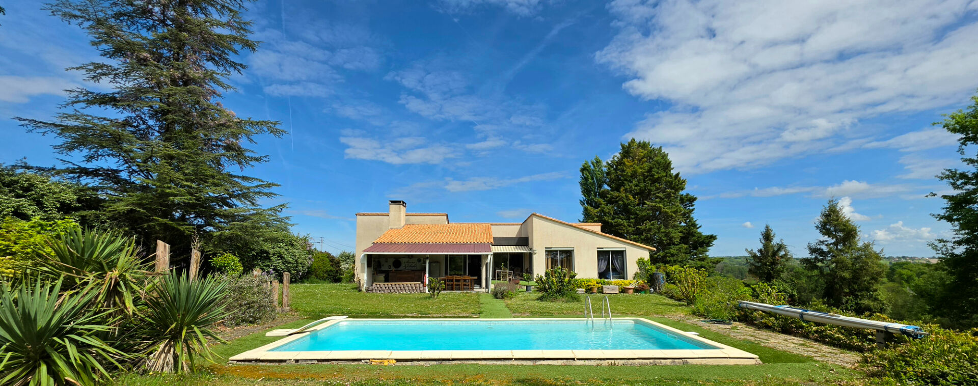 RIBERAC Maison avec sous sol parc et piscine 1
