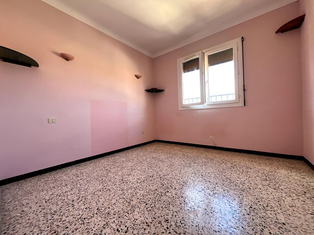 PEZILLA-LA-RIVIERE Charmante maison familiale en R+1 de 130 m² sur un terrain 3 faces de 310 m², possibilité de conserver 2 appartements 16