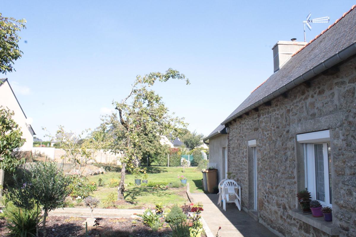HENON Exclusivité ! Côtes d'Armor 22150 Hénon. Maison de plain-pied, 3 chambres, garages, terrain constructible et divisible 11
