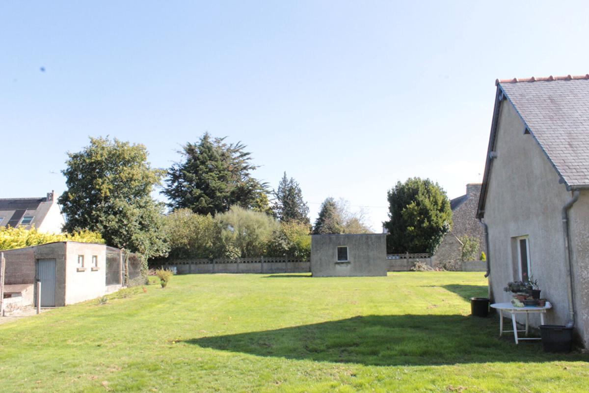 HENON Exclusivité ! Côtes d'Armor 22150 Hénon. Maison de plain-pied, 3 chambres, garages, terrain constructible et divisible 12
