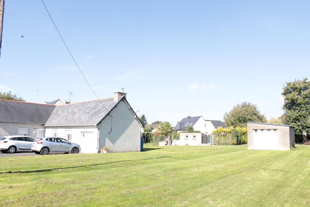 HENON Exclusivité ! Côtes d'Armor 22150 Hénon. Maison de plain-pied, 3 chambres, garages, terrain constructible et divisible 16