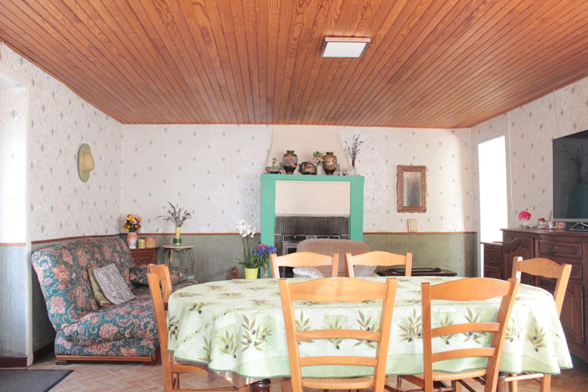 HENON Exclusivité ! Côtes d'Armor 22150 Hénon. Maison de plain-pied, 3 chambres, garages, terrain constructible et divisible 5