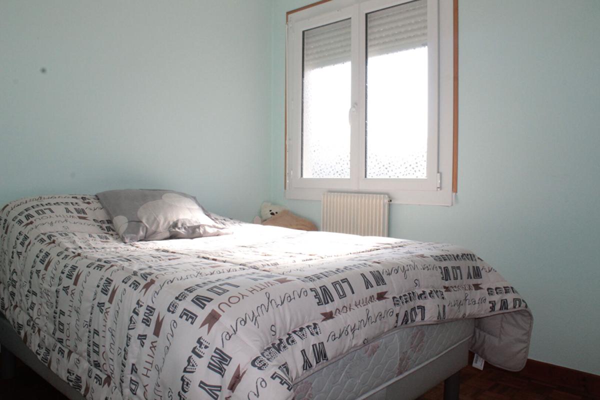 HENON Exclusivité ! Côtes d'Armor 22150 Hénon. Maison de plain-pied, 3 chambres, garages, terrain constructible et divisible 6