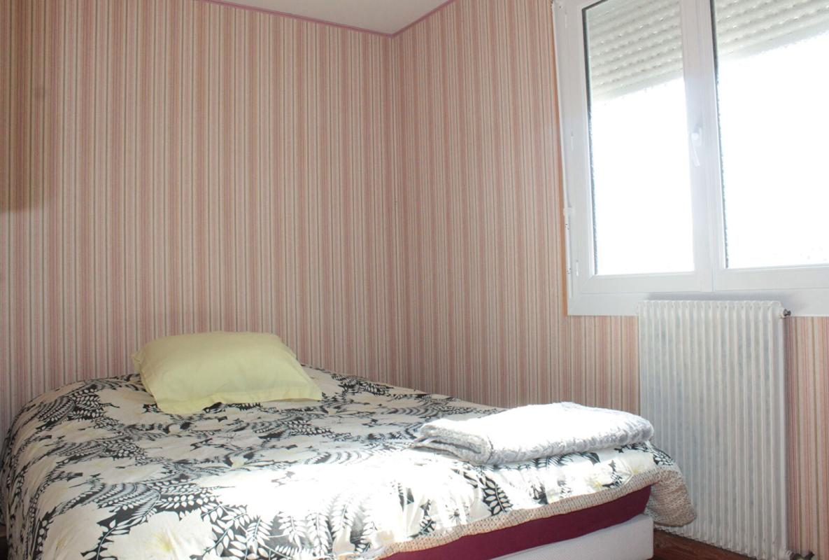 HENON Exclusivité ! Côtes d'Armor 22150 Hénon. Maison de plain-pied, 3 chambres, garages, terrain constructible et divisible 7