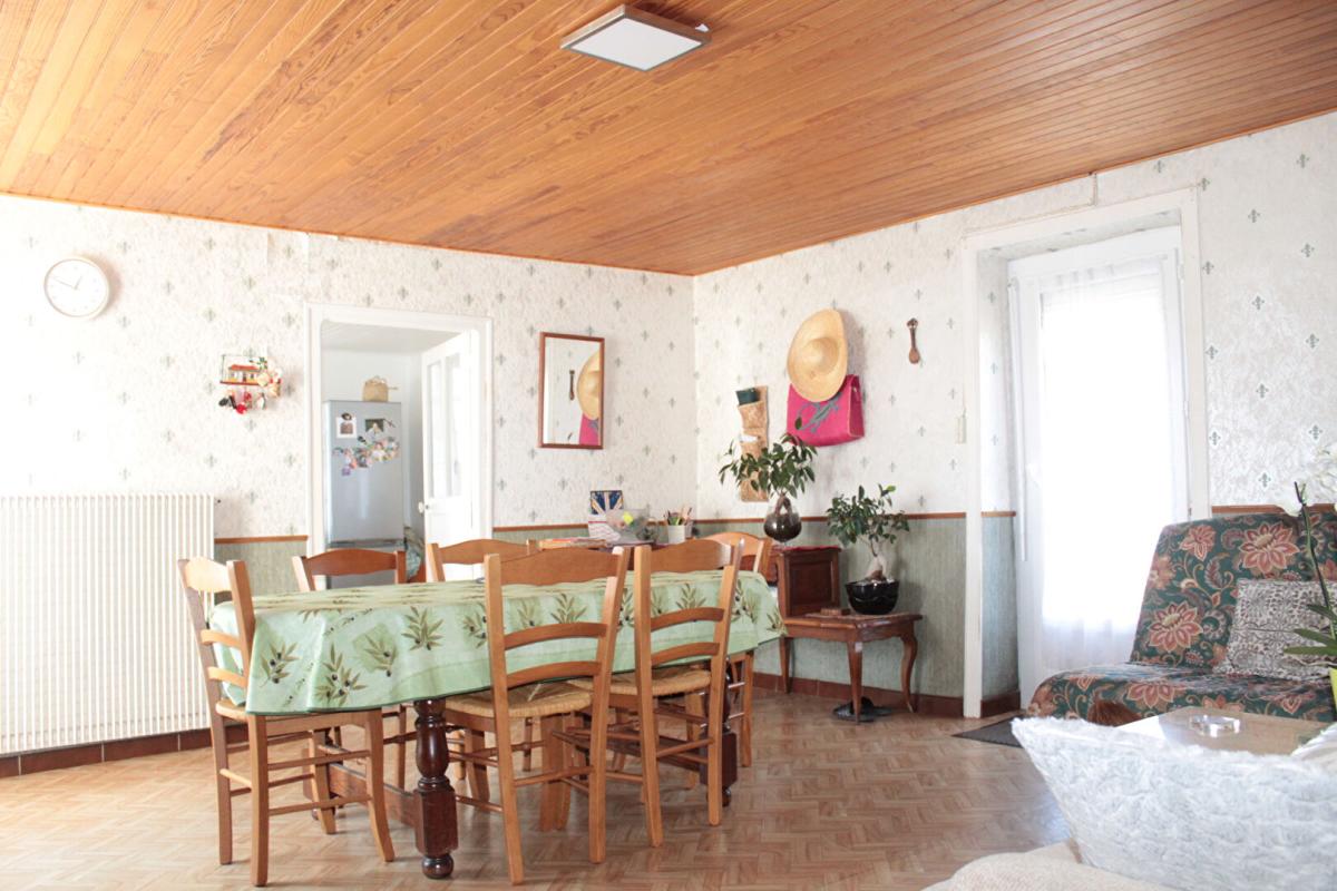 HENON Exclusivité ! Côtes d'Armor 22150 Hénon. Maison de plain-pied, 3 chambres, garages, terrain constructible et divisible 8