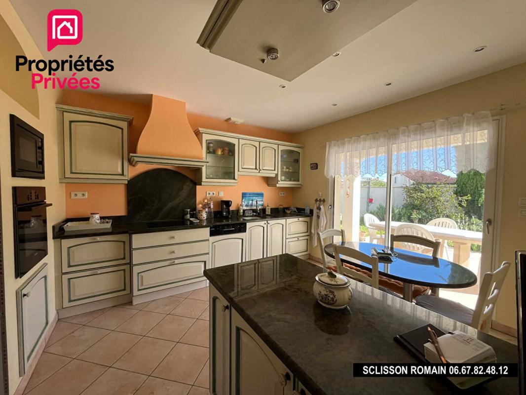 COZES Maison Cozes 7 pièces 181 m2 - 5 chambres - jardin - PRIX 410 760 HAI 2