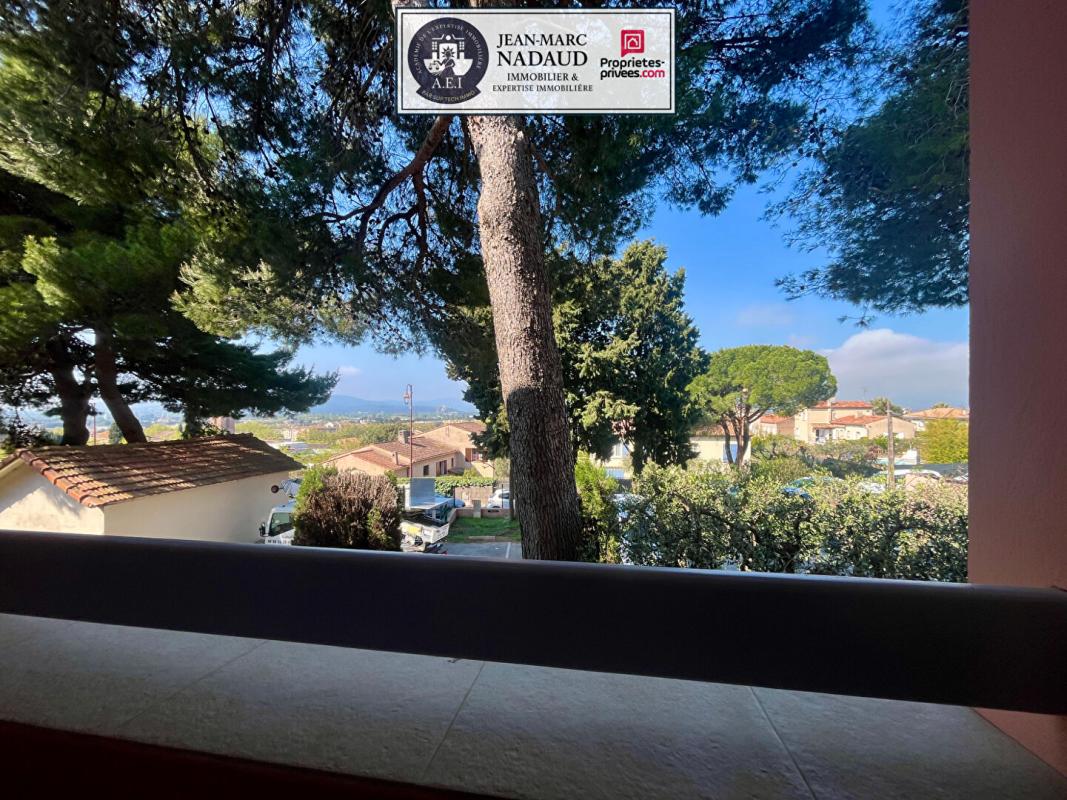 FREJUS 3 PIÈCES ENTIÈREMENT RÉNOVÉ + GARAGE + CAVE  EMPLACEMENT TOUT À PIED' 2