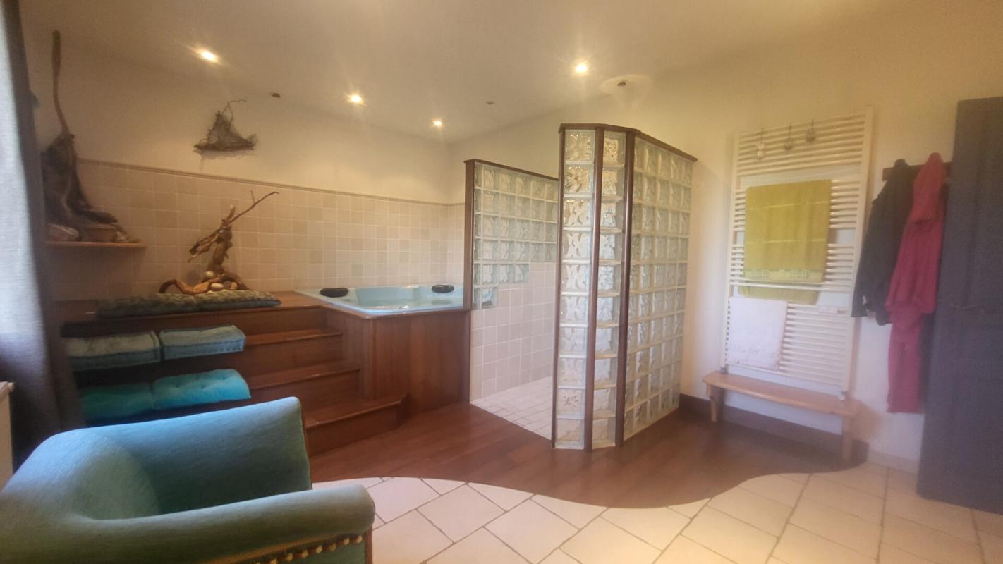 CASTELMAYRAN Maison Castelmayran 10 pièce(s) 255 m2 11