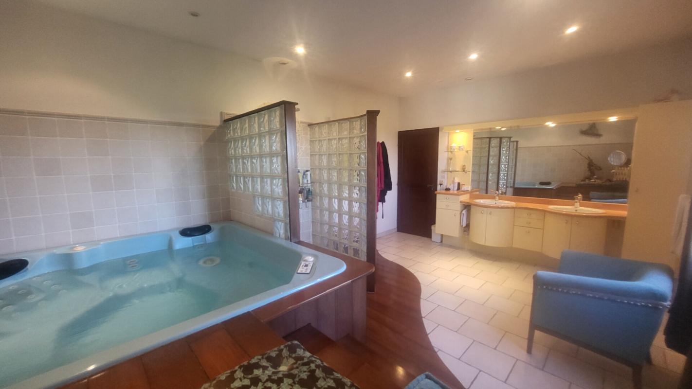 CASTELMAYRAN Maison Castelmayran 10 pièce(s) 255 m2 12