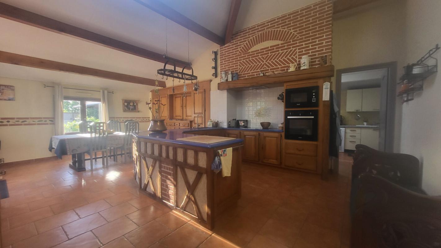 CASTELMAYRAN Maison Castelmayran 10 pièce(s) 255 m2 13