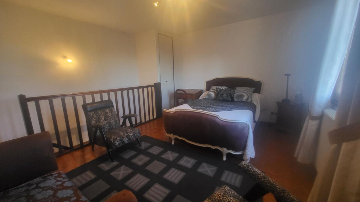 CASTELMAYRAN Maison Castelmayran 10 pièce(s) 255 m2 7