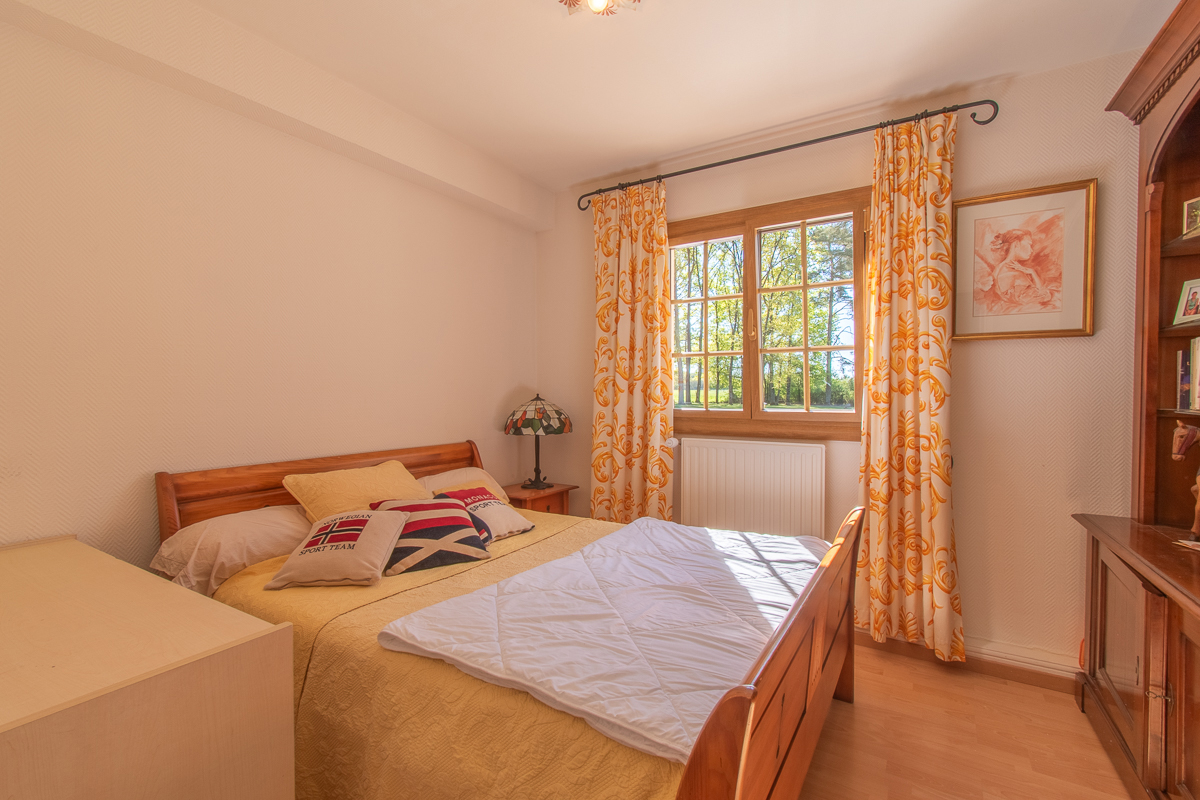 VIERZON Maison Vierzon 245.35 m2 - 9 pièces - 6 chambres - 13