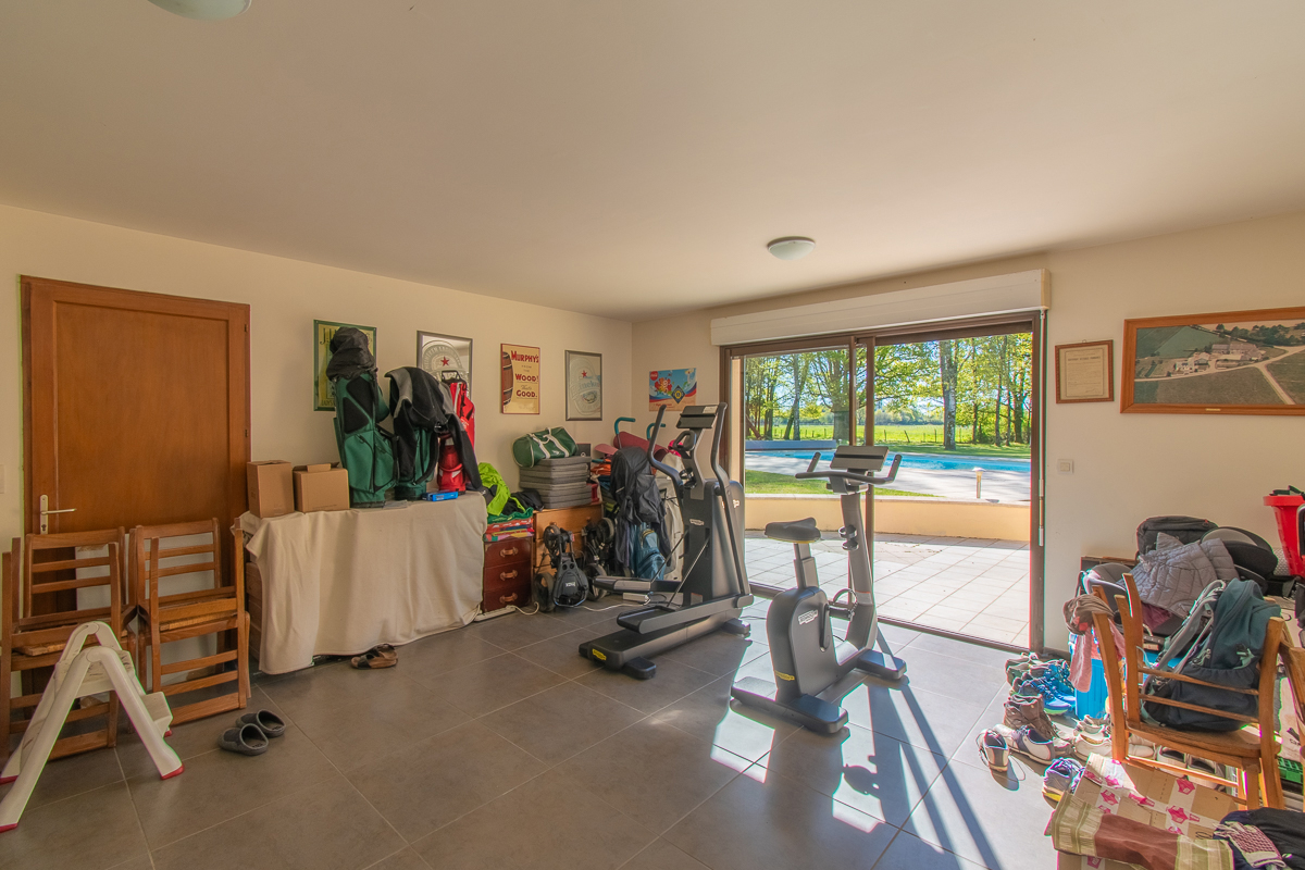 VIERZON Maison Vierzon 245.35 m2 - 9 pièces - 6 chambres - 14