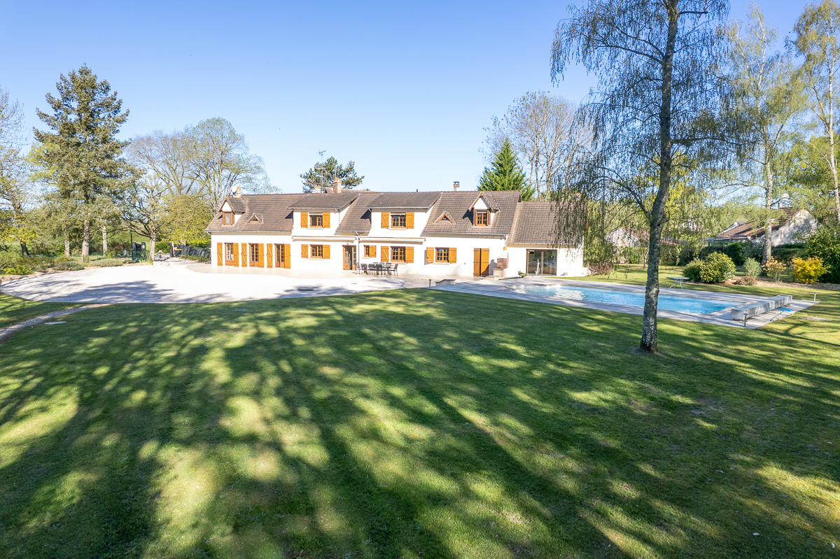 VIERZON Maison Vierzon 245.35 m2 - 9 pièces - 6 chambres - 17