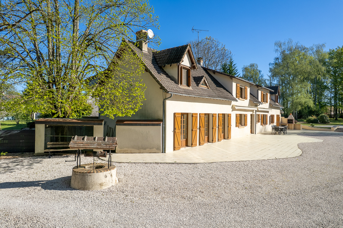 VIERZON Maison Vierzon 245.35 m2 - 9 pièces - 6 chambres - 18