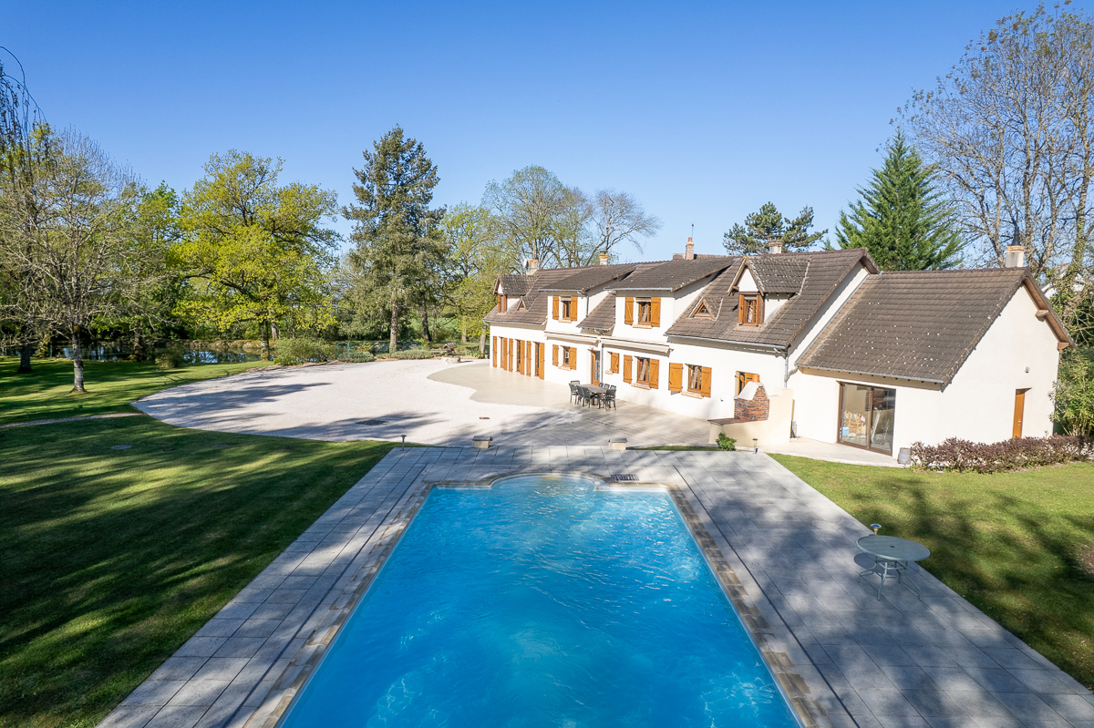 VIERZON Maison Vierzon 245.35 m2 - 9 pièces - 6 chambres - 3