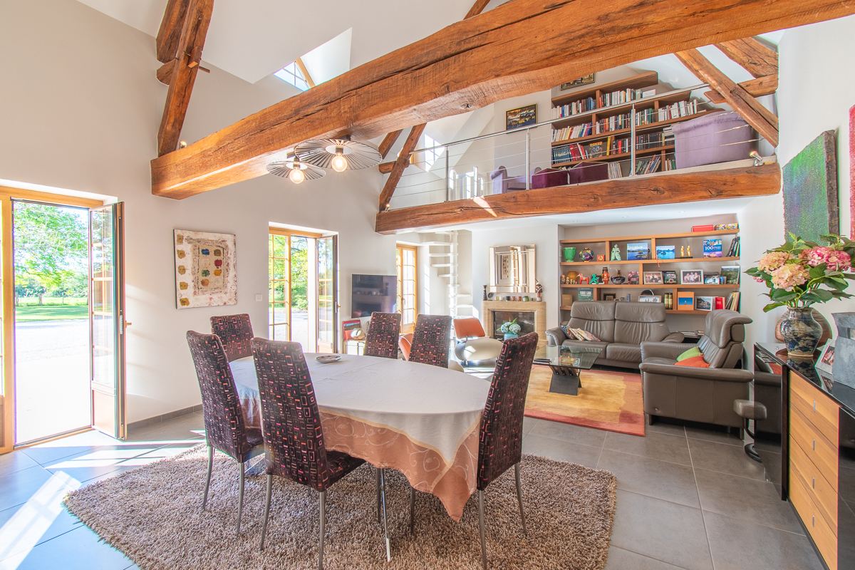 VIERZON Maison Vierzon 245.35 m2 - 9 pièces - 6 chambres - 6