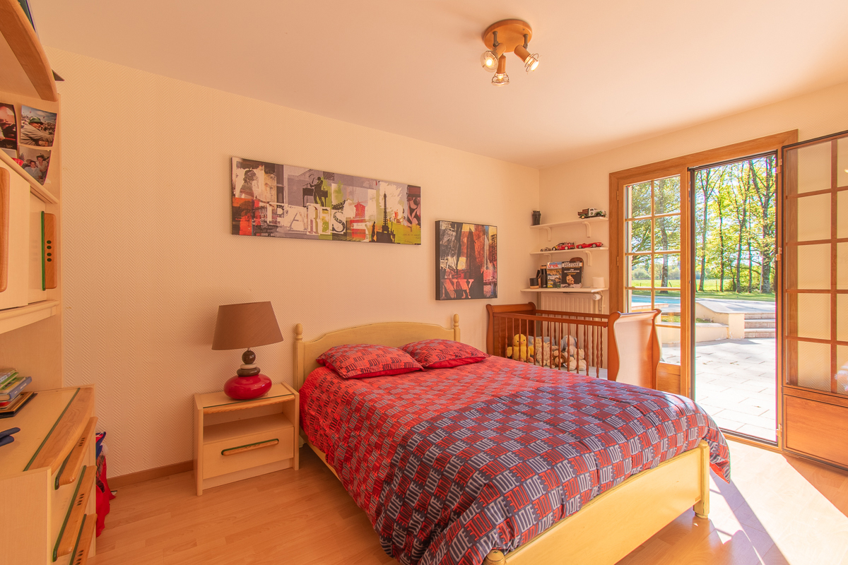 VIERZON Maison Vierzon 245.35 m2 - 9 pièces - 6 chambres - 9