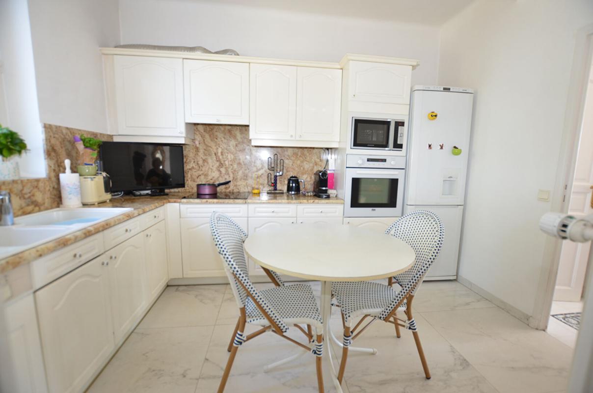 SAINTE-GENEVIEVE-DES-BOIS Maison 8 pièce(s) 205 m² (2 logements séparés) 8