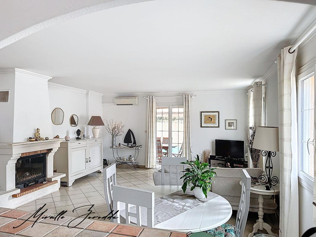 REDESSAN Maison Redessan 5 pièces 3 chambres de101 m² avec piscine terrasse et garage 4