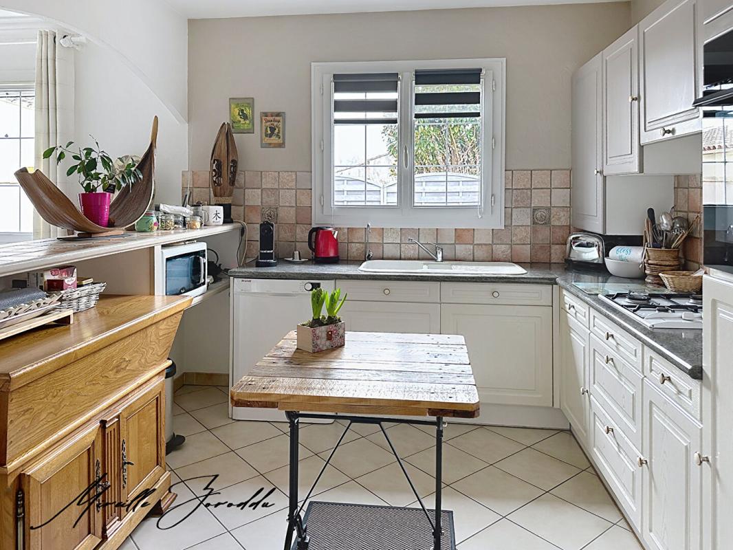 REDESSAN Maison Redessan 5 pièces 3 chambres de101 m² avec piscine terrasse et garage 5