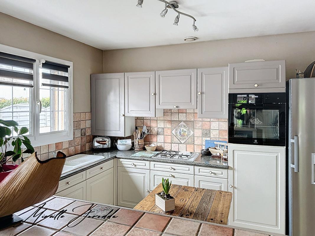 REDESSAN Maison Redessan 5 pièces 3 chambres de101 m² avec piscine terrasse et garage 6