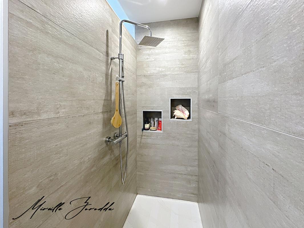 REDESSAN Maison Redessan 5 pièces 3 chambres de101 m² avec piscine terrasse et garage 8