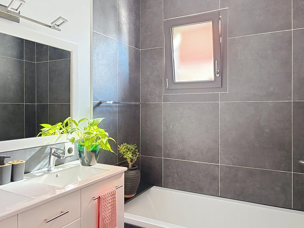 SAINT-SAUVEUR-D'AUNIS Villa contemporaine 155 m² -Prestations haut de gamme - 4 chambres - Piscine 10