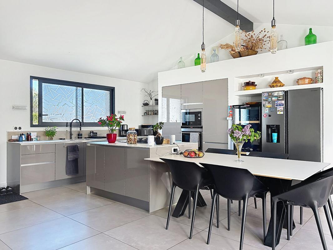 SAINT-SAUVEUR-D'AUNIS Villa contemporaine 155 m² -Prestations haut de gamme - 4 chambres - Piscine 12