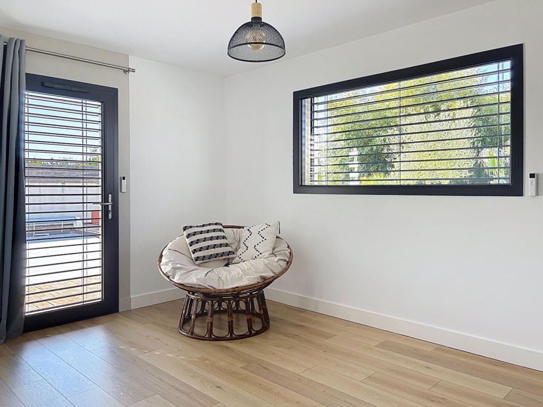 SAINT-SAUVEUR-D'AUNIS Villa contemporaine 155 m² -Prestations haut de gamme - 4 chambres - Piscine 14