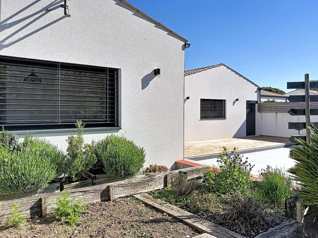 SAINT-SAUVEUR-D'AUNIS Villa contemporaine 155 m² -Prestations haut de gamme - 4 chambres - Piscine 15