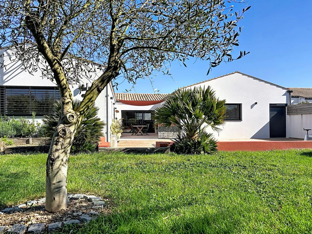 SAINT-SAUVEUR-D'AUNIS Villa contemporaine 155 m² -Prestations haut de gamme - 4 chambres - Piscine 16