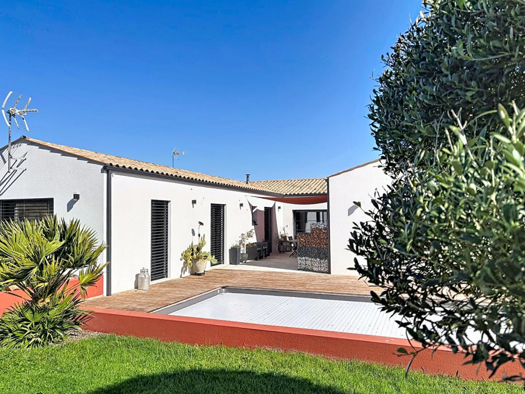 SAINT-SAUVEUR-D'AUNIS Villa contemporaine 150 m² -Prestations haut de gamme - 4 chambres - Piscine 17