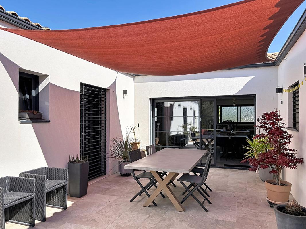 SAINT-SAUVEUR-D'AUNIS Villa contemporaine 155 m² -Prestations haut de gamme - 4 chambres - Piscine 2