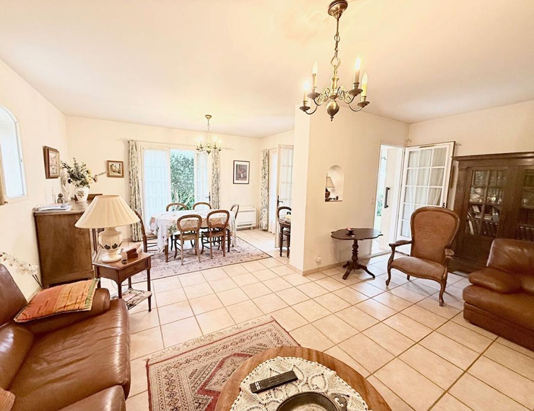 SIX-FOURS-LES-PLAGES Villa T6 indépendante au calme - 4 chambres et double garage - Proche mer 3