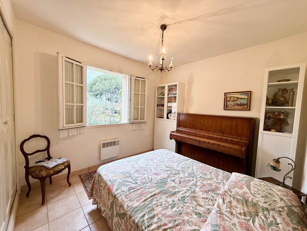 SIX-FOURS-LES-PLAGES Villa T6 indépendante au calme - 4 chambres et double garage - Proche mer 5