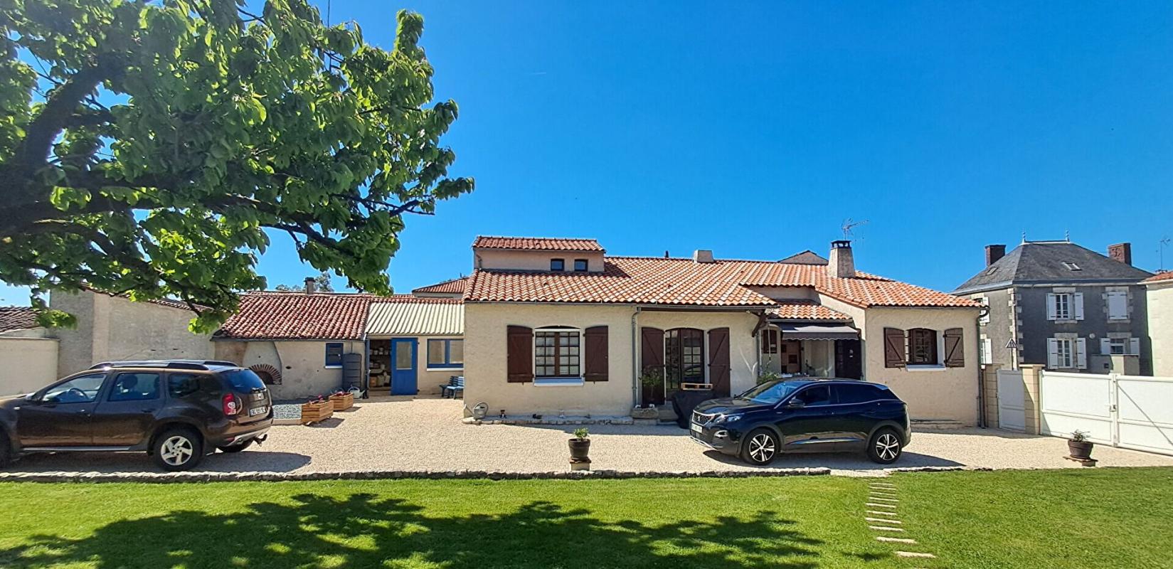 PETOSSE SUPERBE MAISON  DE CHARME  137 M2  TERRAIN  PLAT 1600 M2  GARAGE  PREAU 8