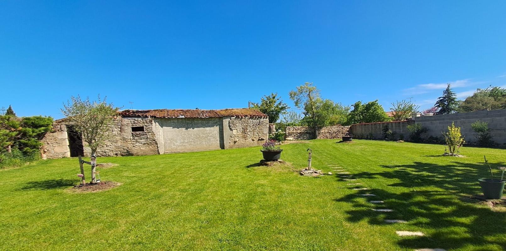 PETOSSE SUPERBE MAISON  DE CHARME  137 M2  TERRAIN  PLAT 1600 M2  GARAGE  PREAU 9