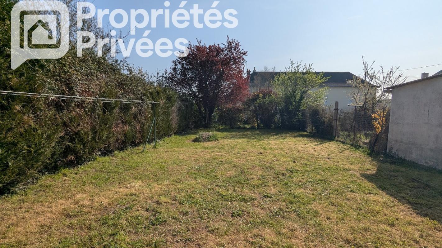 CHOUZE-SUR-LOIRE Chouzé sur Loire .Ensemble immobilier de 7 logements indépendants.430 M2 au total 17